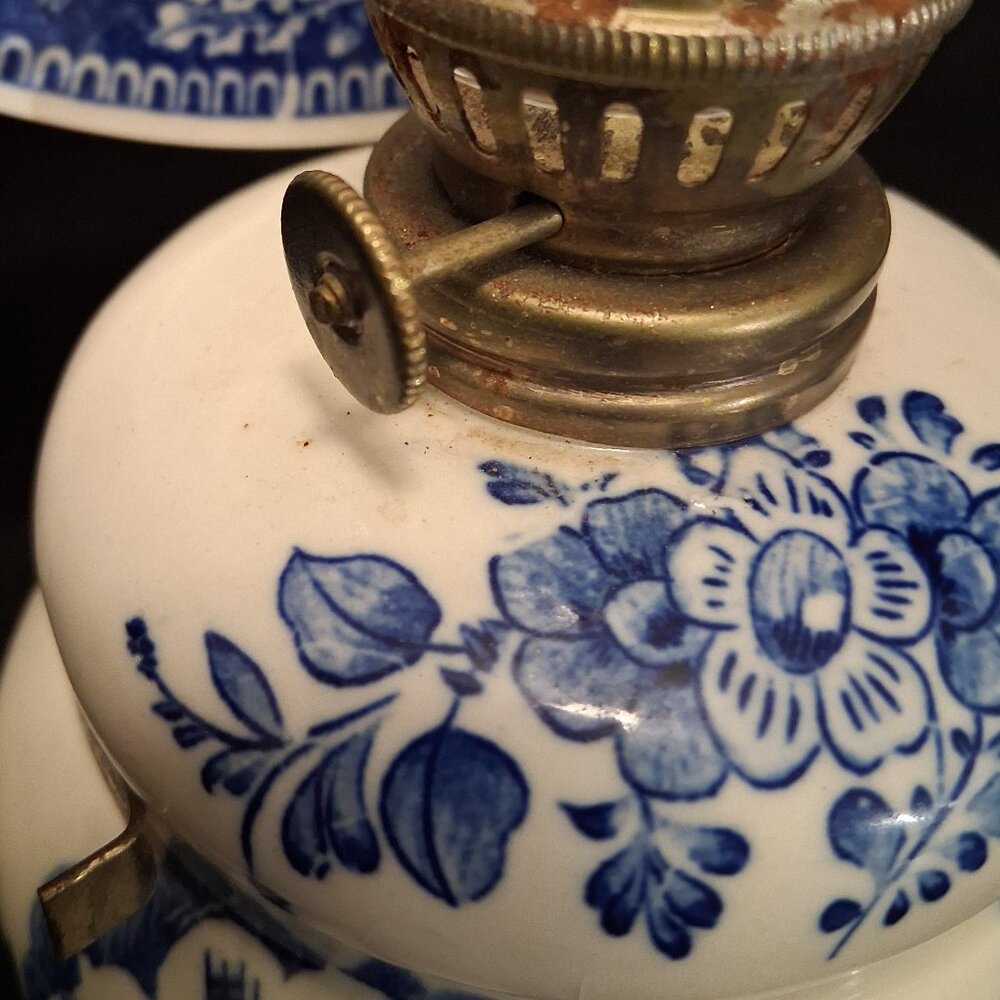 Vint'g 1955-68 Blue & White Japan Porcelain Oil Lamp w/Chimney & Matching Plate - Picture 8 of 13